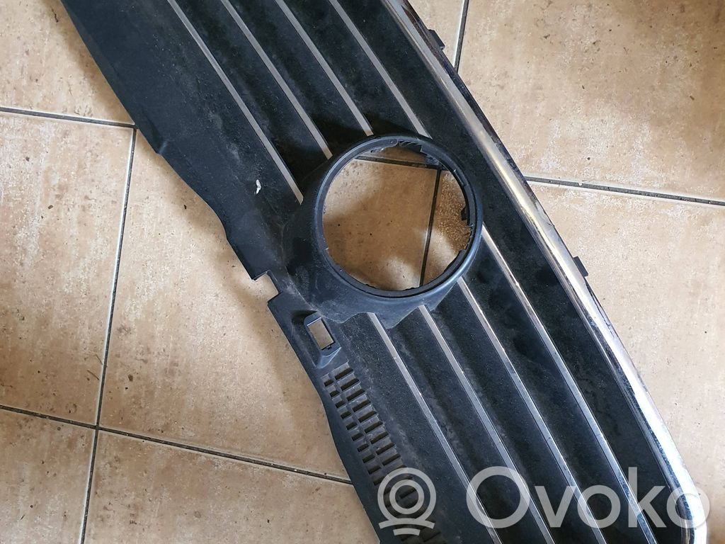Volkswagen PASSAT B5 Grilă radiator față 