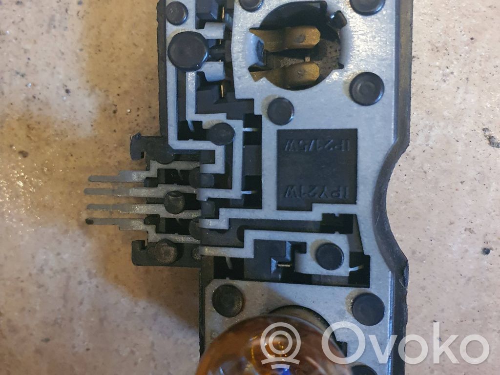 Subaru Legacy Cubierta del soporte de la lámpara de la luz trasera 