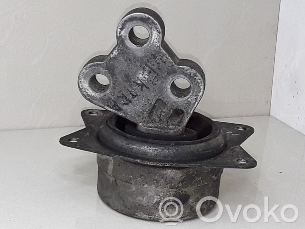 Opel Vectra C Moottorin kiinnikekorvake 