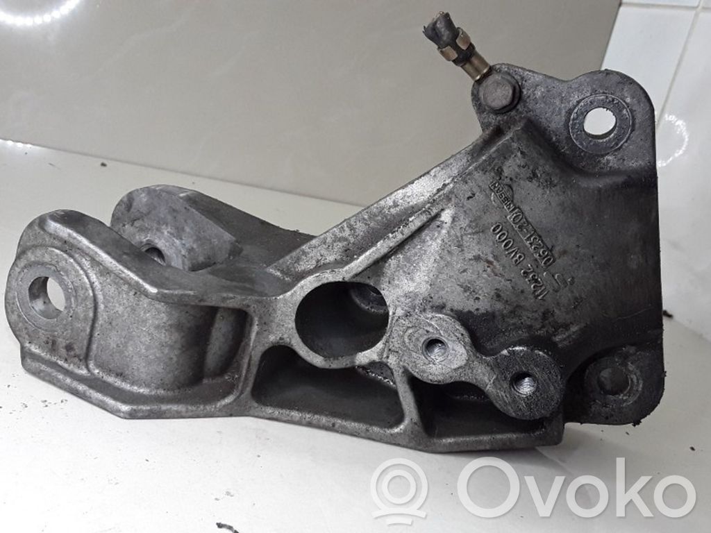 Nissan Primera Engine mounting bracket 