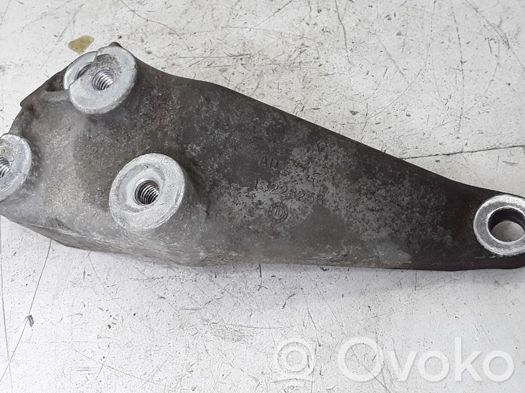 Opel Insignia A Engine mounting bracket 