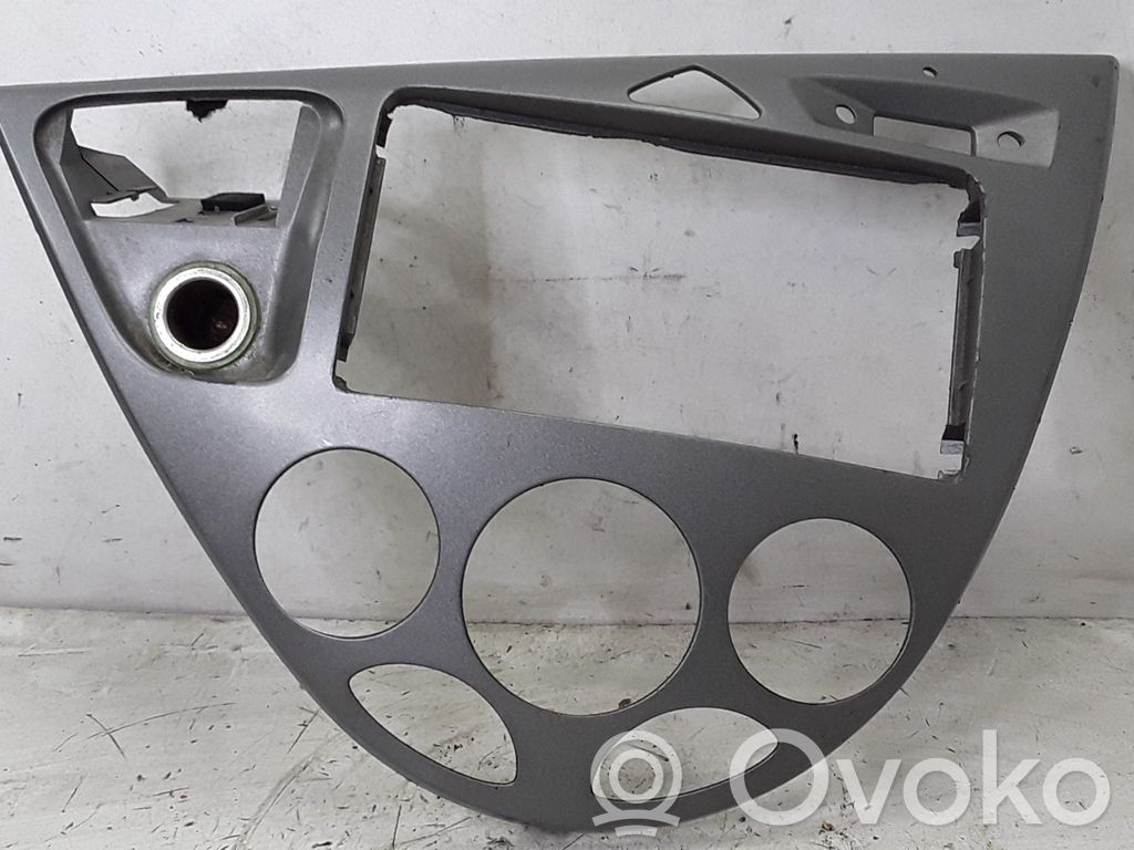 Ford Focus Radio/GPS head unit trim 
