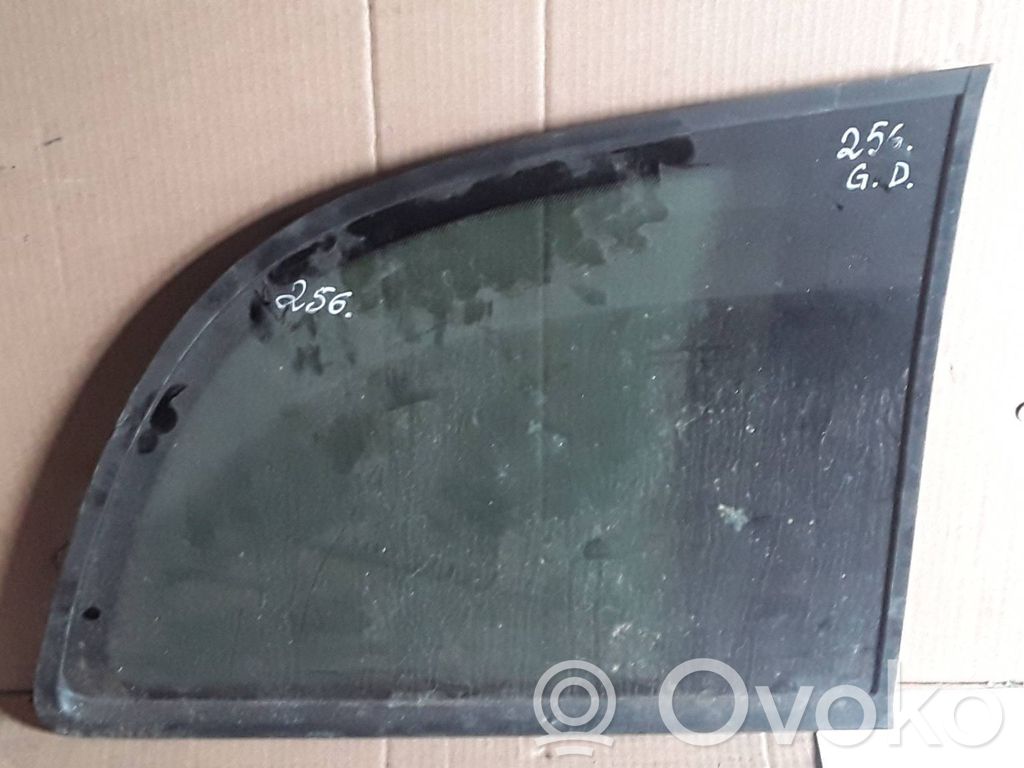 Opel Zafira A Rear side window 
