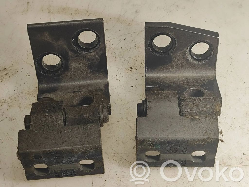 Rear door hinge set   8265168,8265164