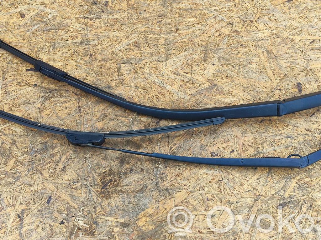 Front wiper blade arm