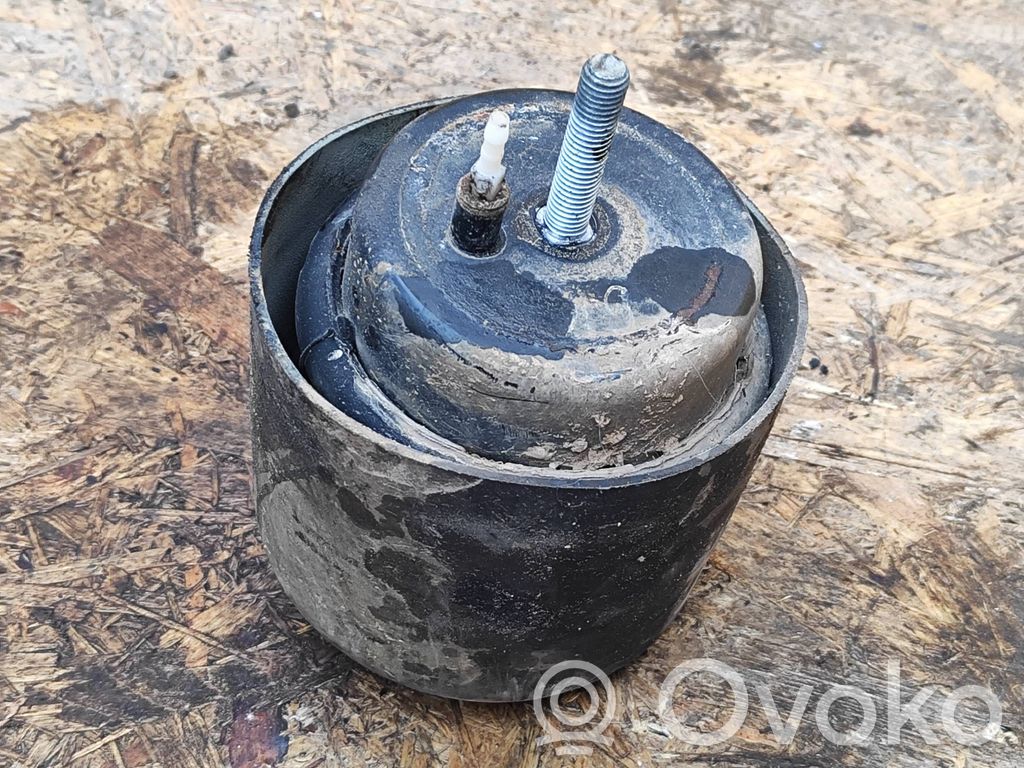 Engine mount bracket   3D0199381T