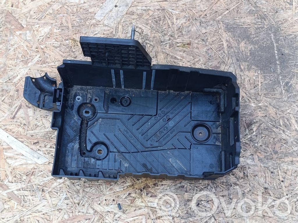 Opel Corsa F Bandeja para la caja de la batería 