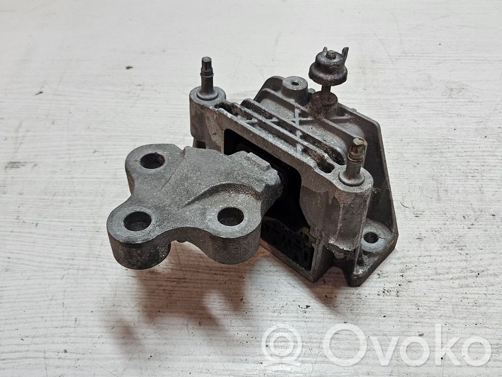 Chrysler Pacifica Engine mount bracket 