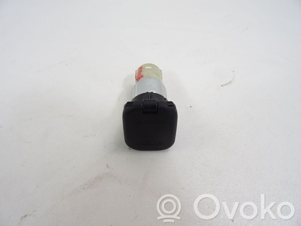 Enchufe de 12V (delantero)   20122017