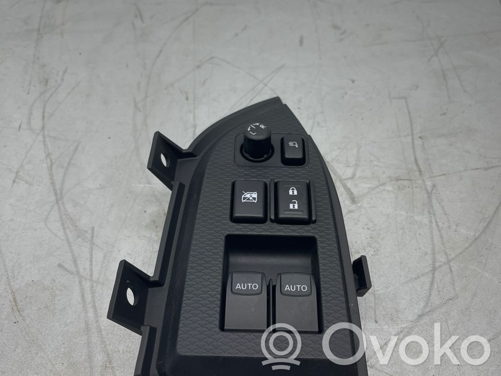 Electric window control switch   83071CA011