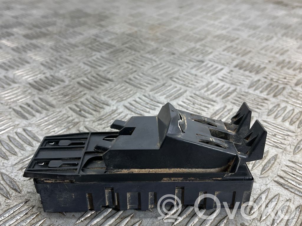 Tailgate/trunk control unit/module   8U0959107