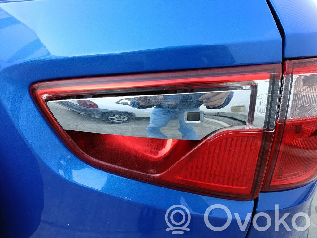 Tailgate rear/tail lights