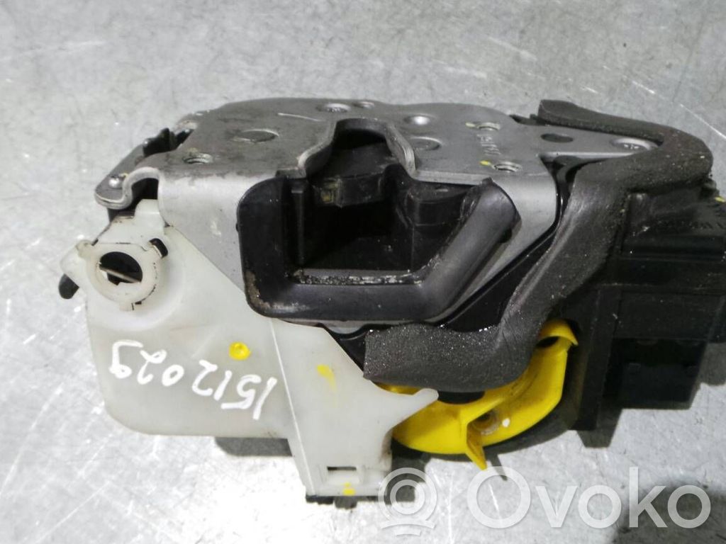 Opel Astra J Priekšpusē slēdzene 