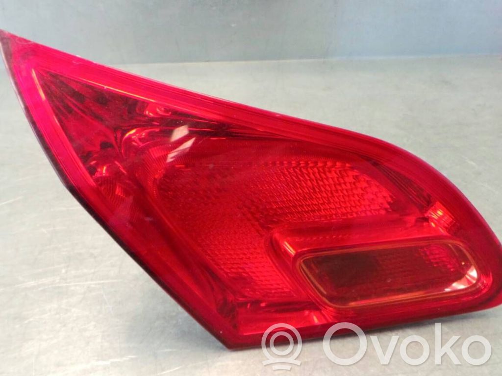Opel Astra J Aizmugurējais lukturis pārsegā 
