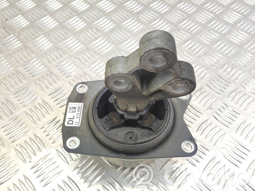 Opel Insignia A Engine mount bracket 