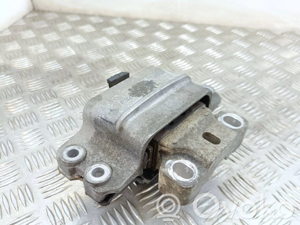 Volkswagen PASSAT B7 Engine mount bracket 