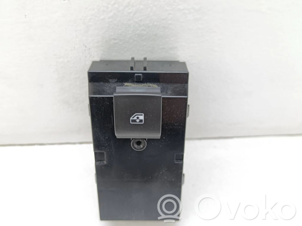 Opel Mokka X Electric window control switch 