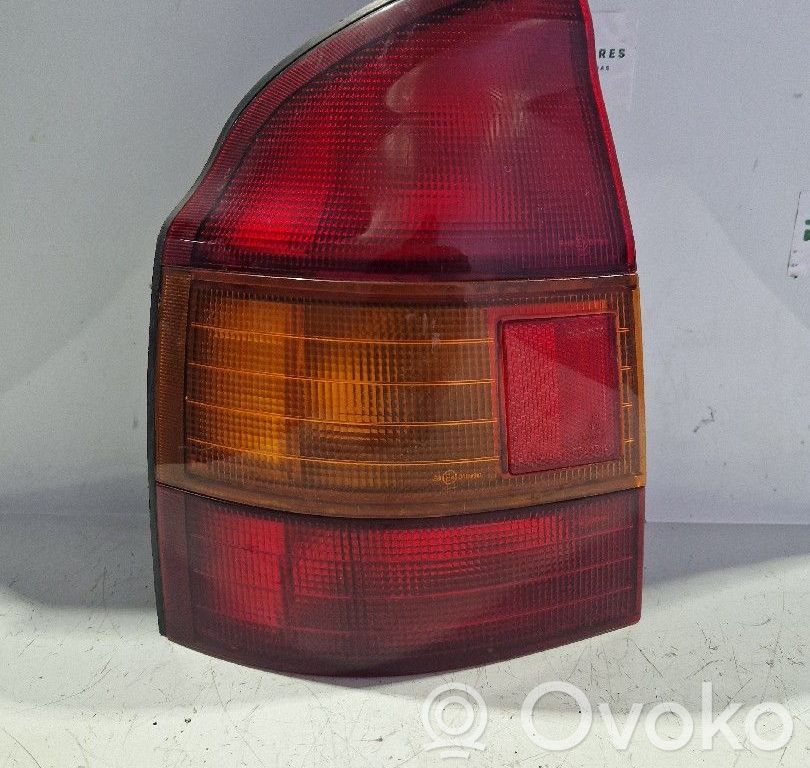 Aizmugurējais lukturis pārsegā   0432254