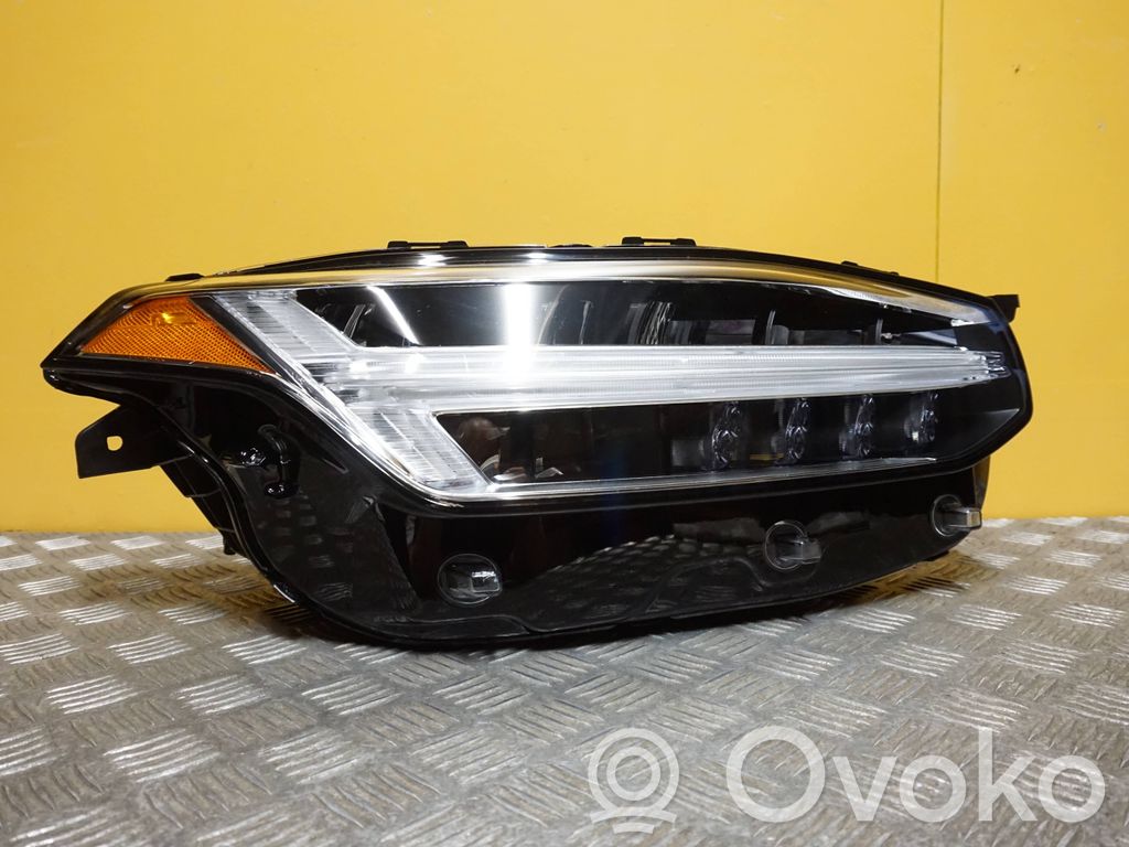 Volvo XC90 Lampa przednia 