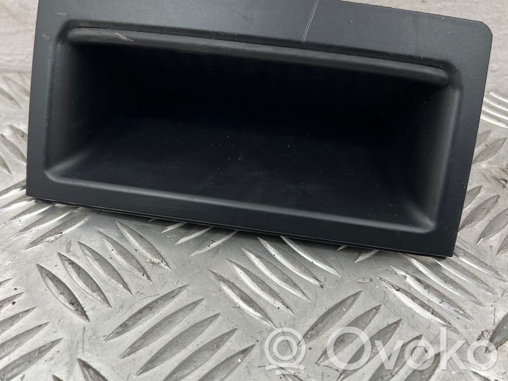 BMW 5 E60 E61 Mantu nodalījums 