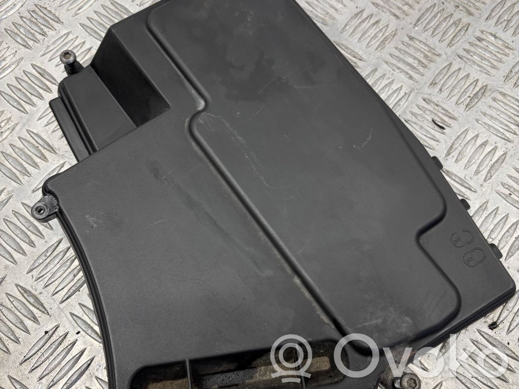 BMW 5 E60 E61 Kita variklio skyriaus detalė 