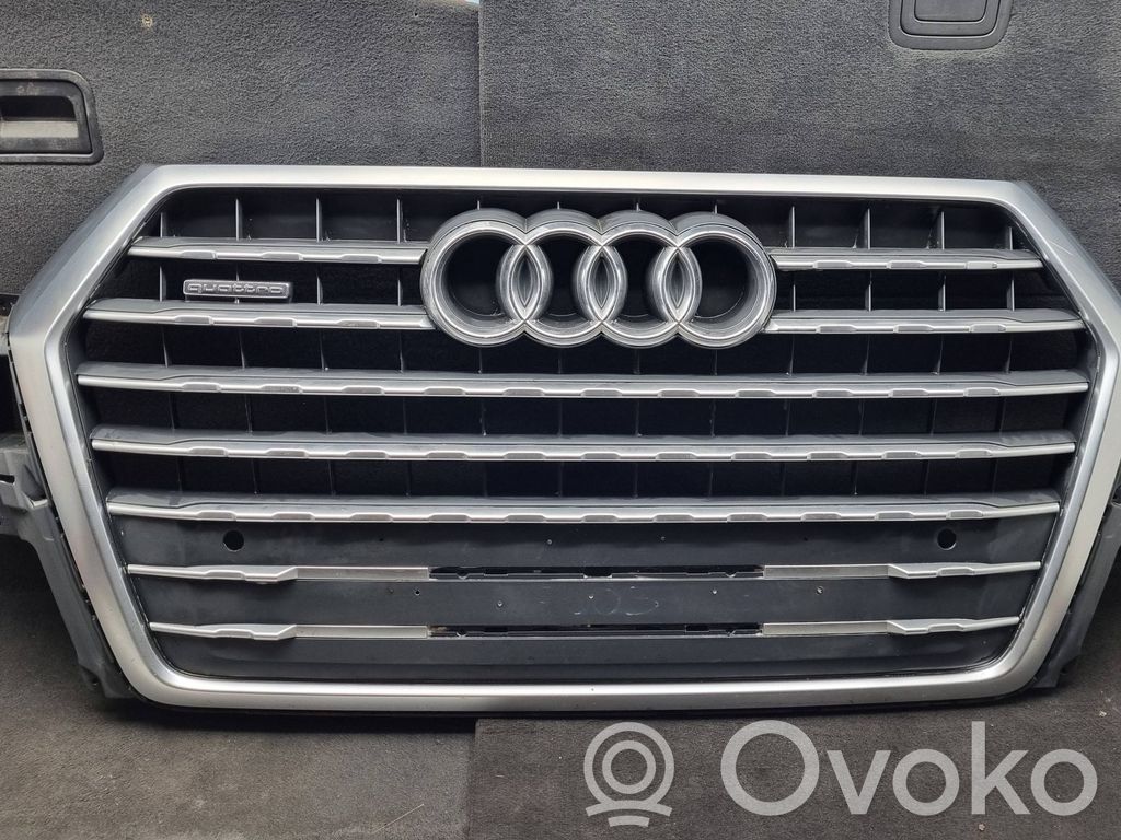 Audi Q7 4M Front bumper upper radiator grill 