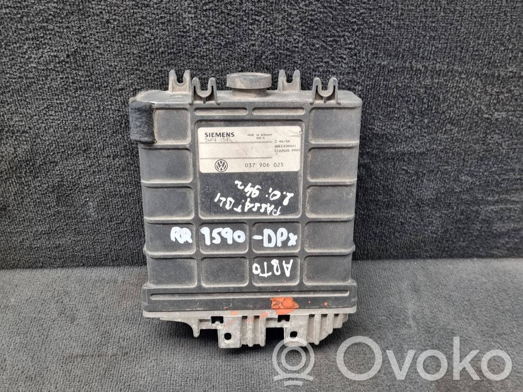 Volkswagen PASSAT B4 Engine control unit/module 