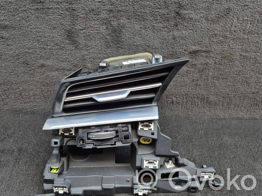 Audi Q8 Dysze / Kratki środkowego nawiewu deski rozdzielczej 