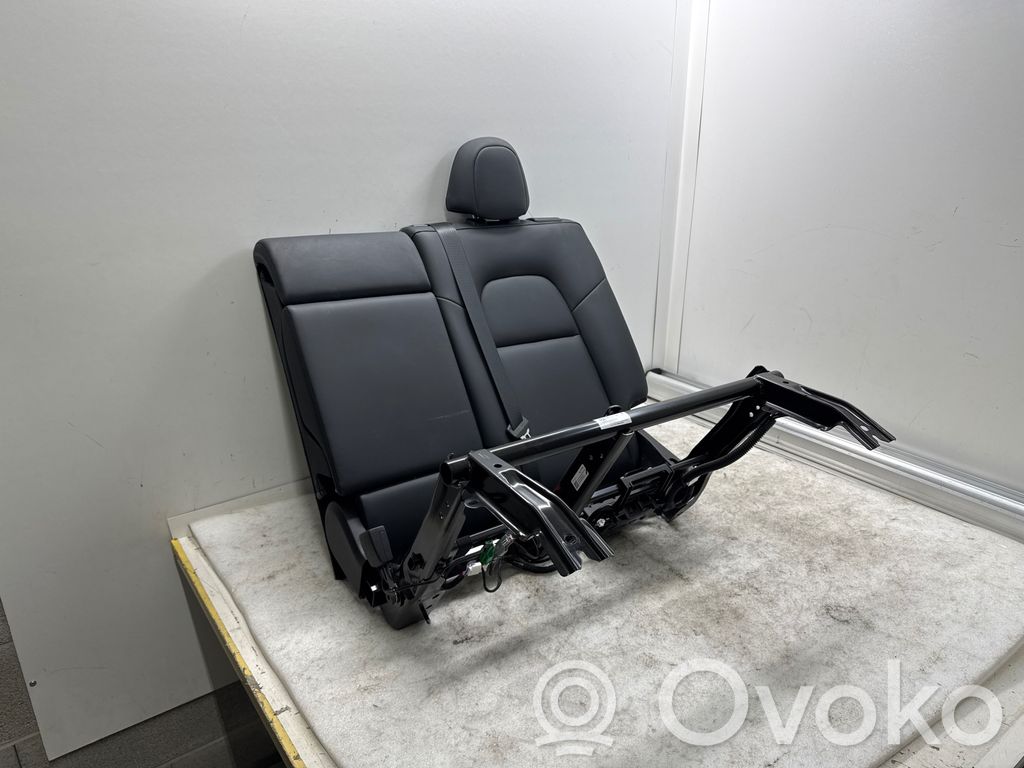 Tesla Model Y Takaistuin 