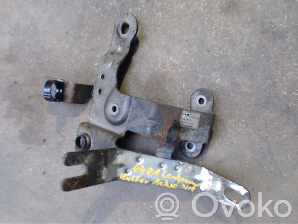 Opel Astra H Ohjaustehostimen pumpun kannake 