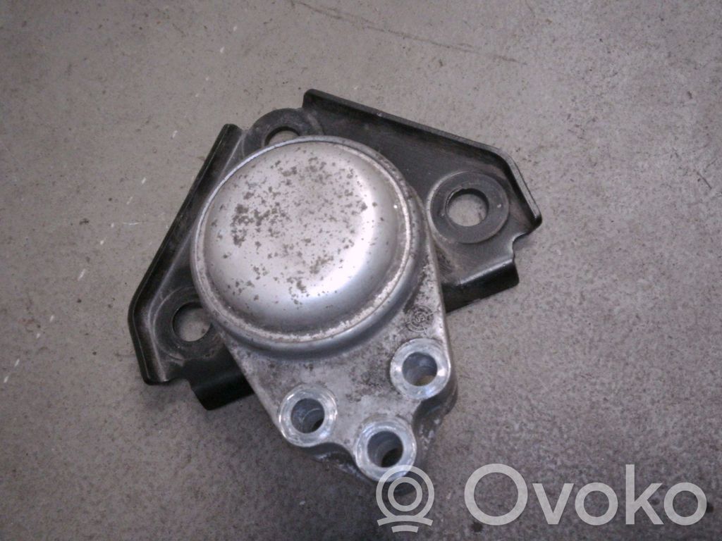Ford Fusion Engine mounting bracket 
