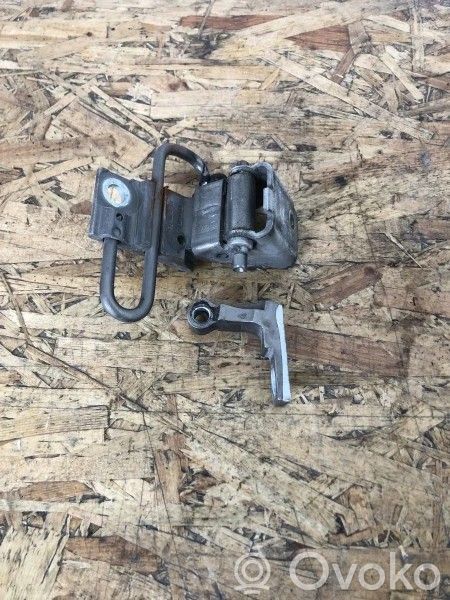 Audi A4 S4 B7 8E 8H Front door lower hinge 