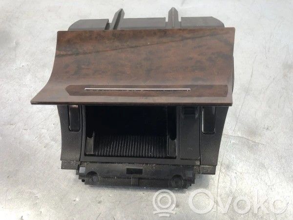 Skoda Octavia Mk2 (1Z) Peleninė panelėje 