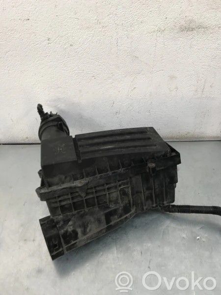 Volkswagen PASSAT B7 Cutie filtru aer 