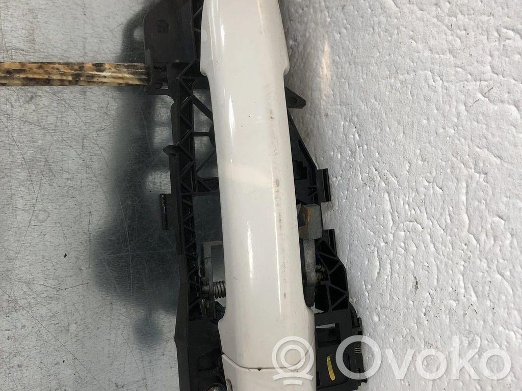Volkswagen PASSAT B7 Manecilla externa puerta delantera 