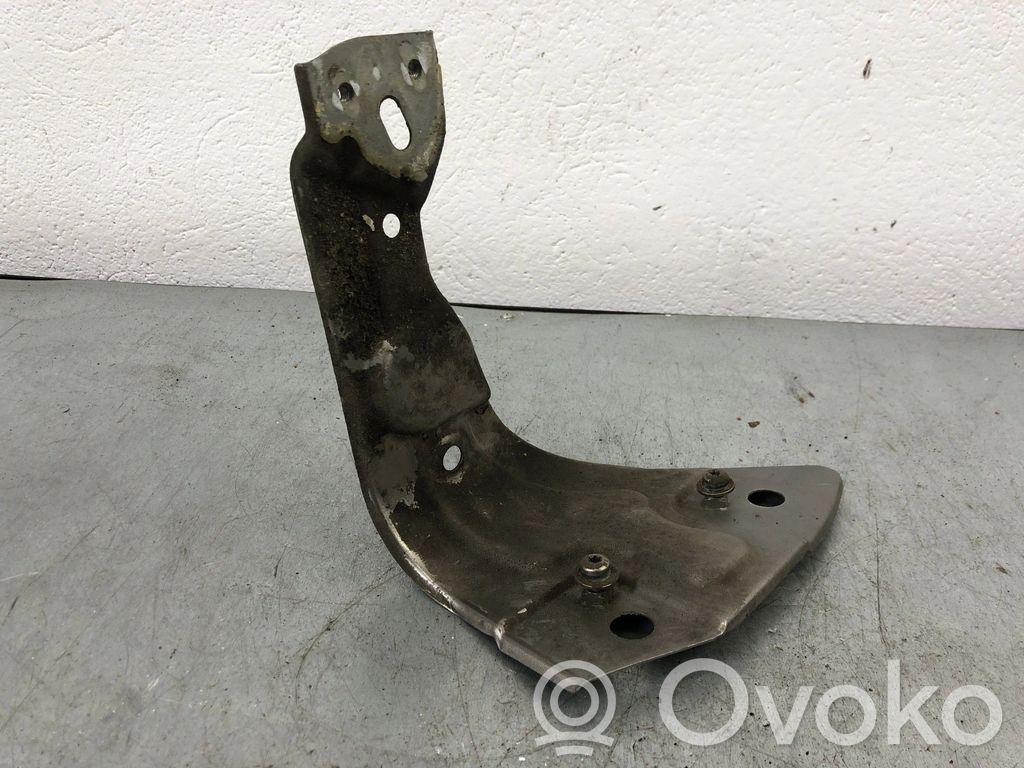 Volkswagen PASSAT B7 Bridă fixare aripă față 