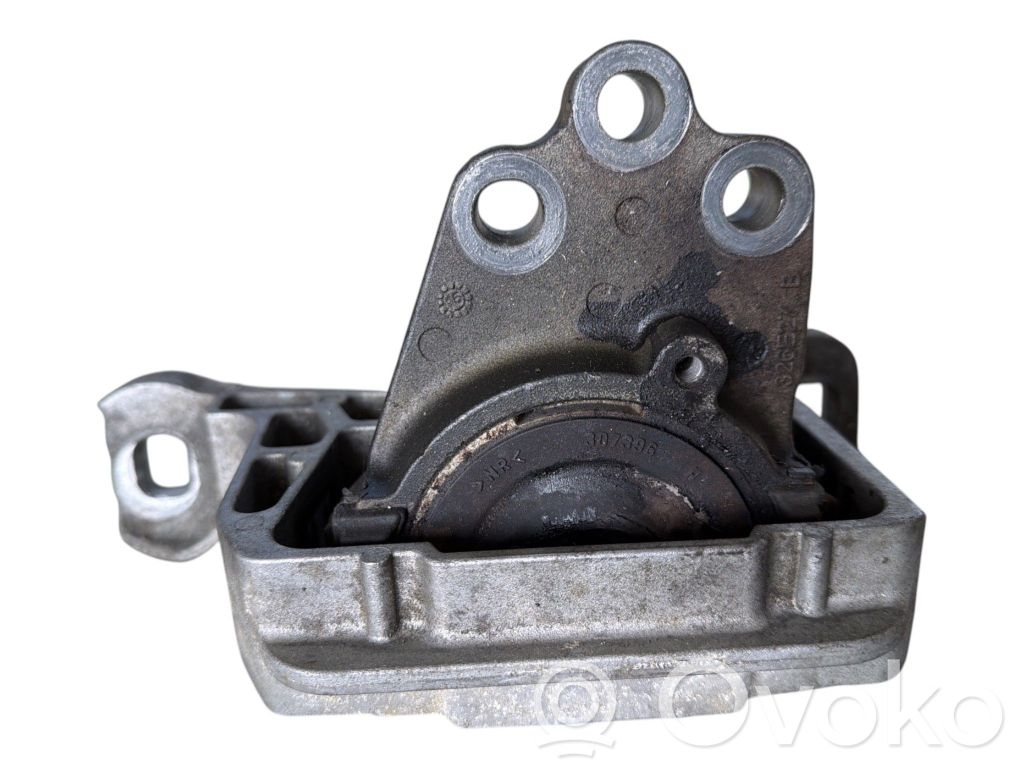 Ford Focus Engine mounting bracket 
