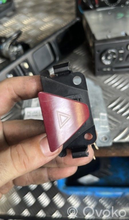 Peugeot 307 Botón interruptor de luz de peligro 