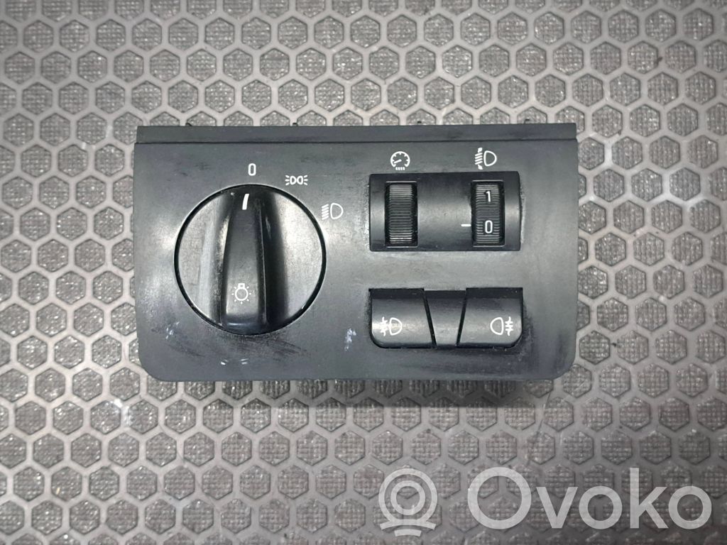 Light switch   8372204