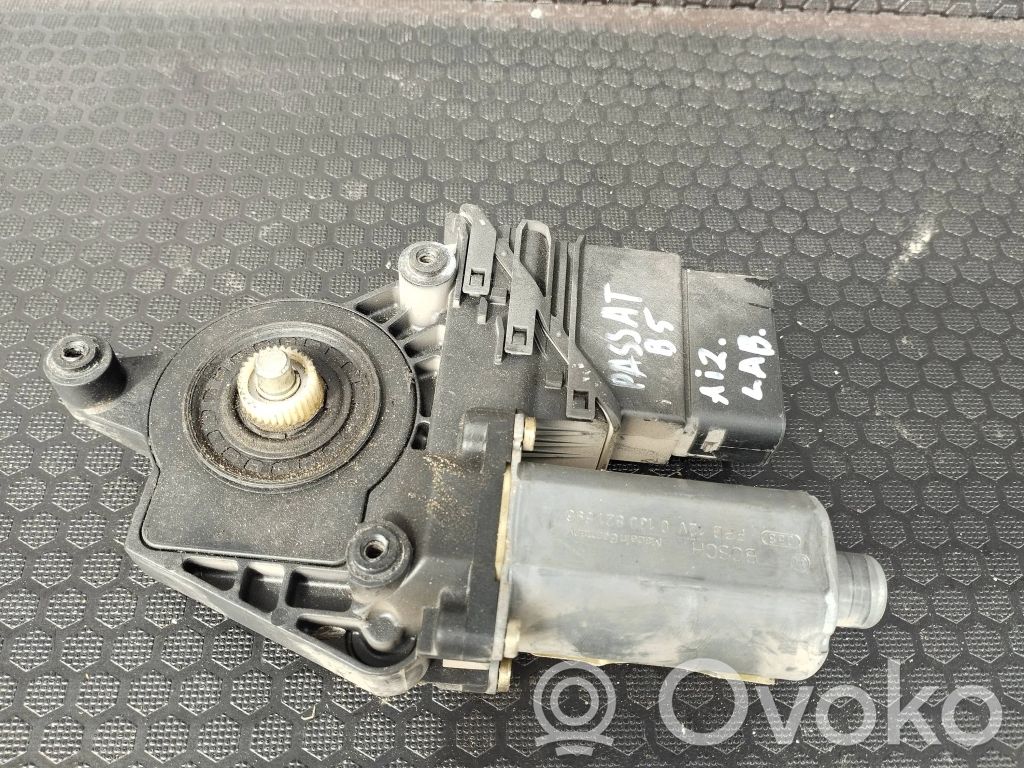 Volkswagen PASSAT B5 Silniczek podnoszenia szyby drzwi tylnych 