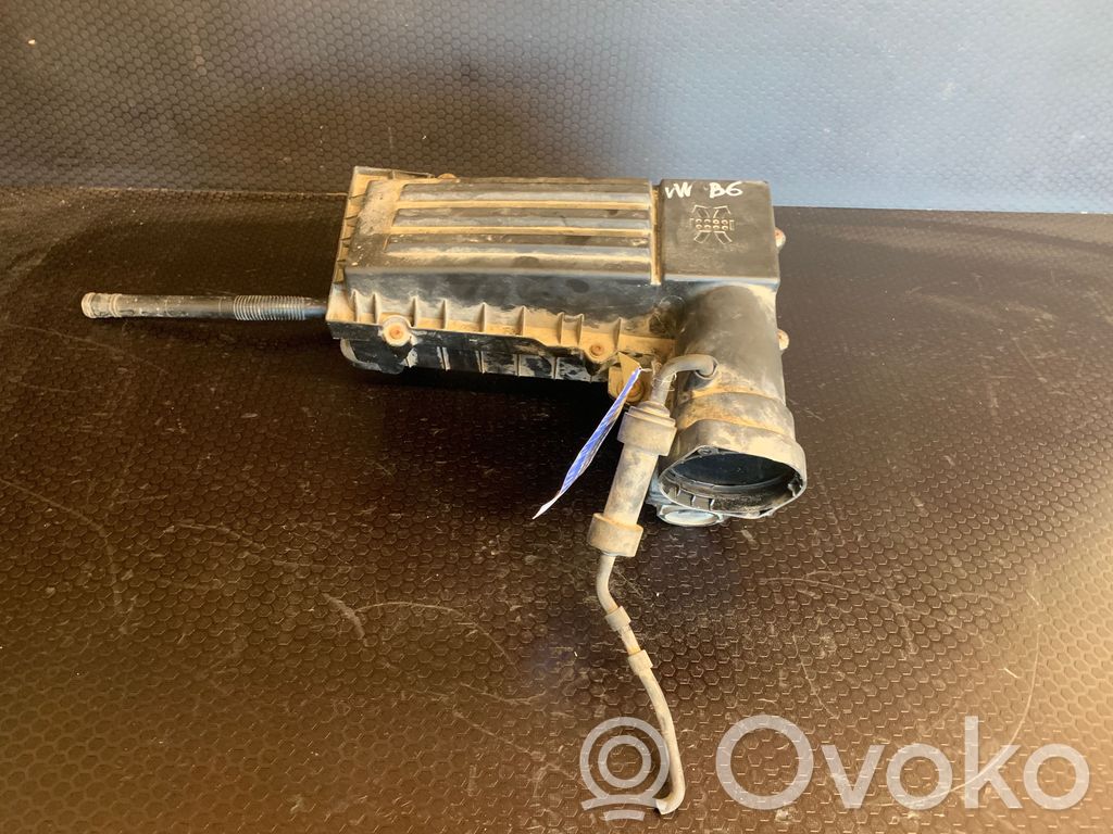 Volkswagen PASSAT B6 Air filter box 