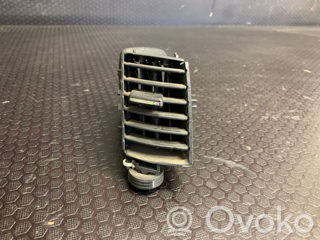 Opel Zafira B Dysze / Kratki środkowego nawiewu deski rozdzielczej 