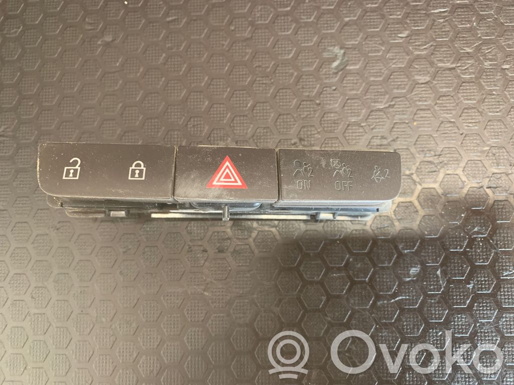 Opel Insignia A Botón interruptor de luz de peligro 