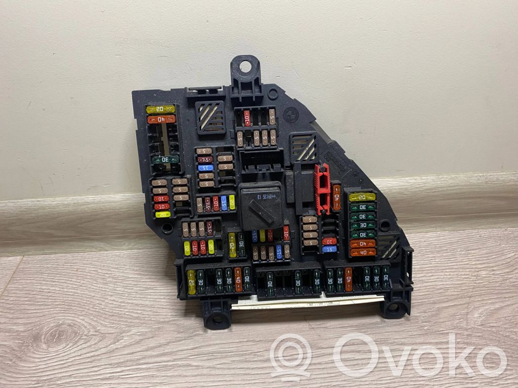 BMW 7 F01 F02 F03 F04 Ramka / Moduł bezpieczników 