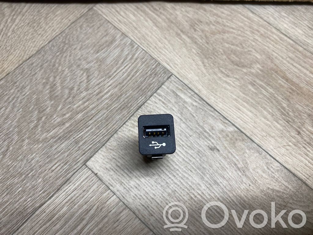 BMW 5 F10 F11 USB socket connector 
