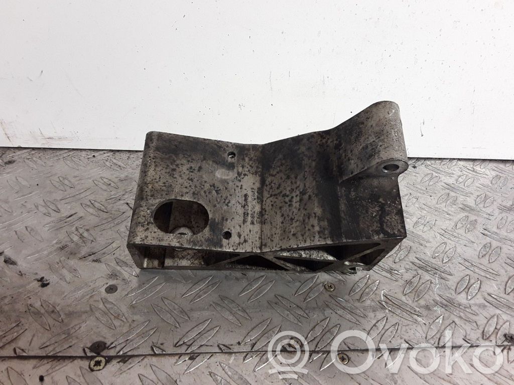 Volvo XC90 Engine mounting bracket 