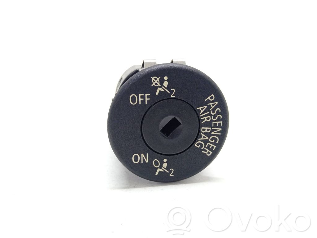 BMW 7 F01 F02 F03 F04 Keleivio oro pagalvės jungtukas 
