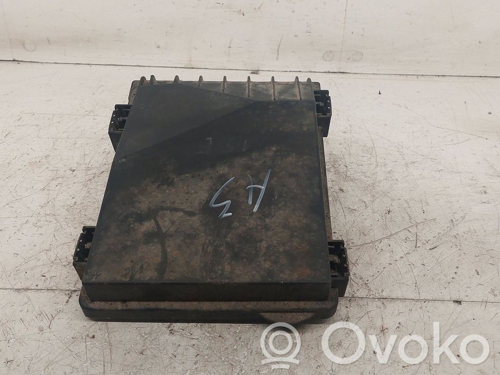 Audi A3 S3 8P Tapa de caja de fusibles 