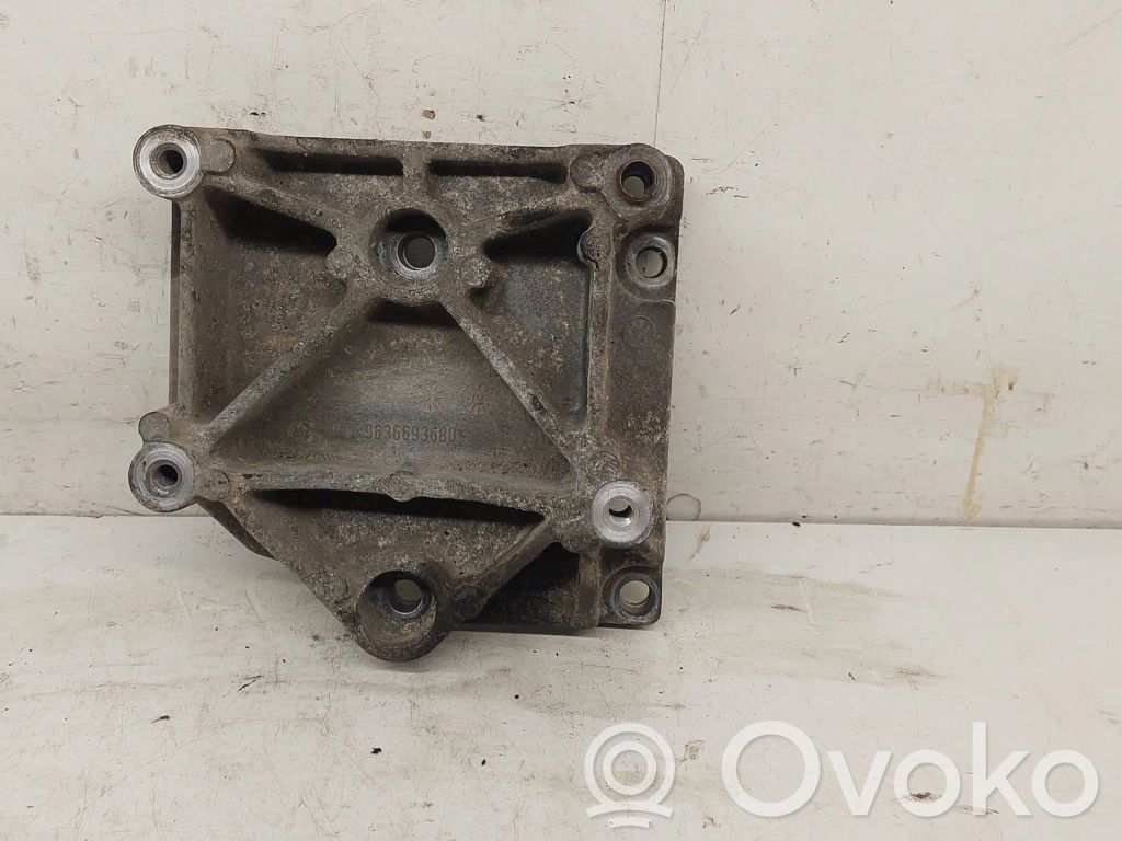 Peugeot 307 Soporte de montaje del compresor de A/C 