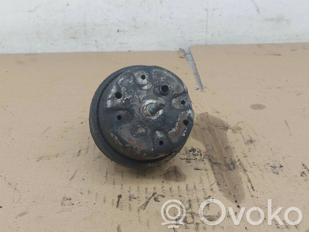 Audi A4 S4 B5 8D Engine mount bracket 